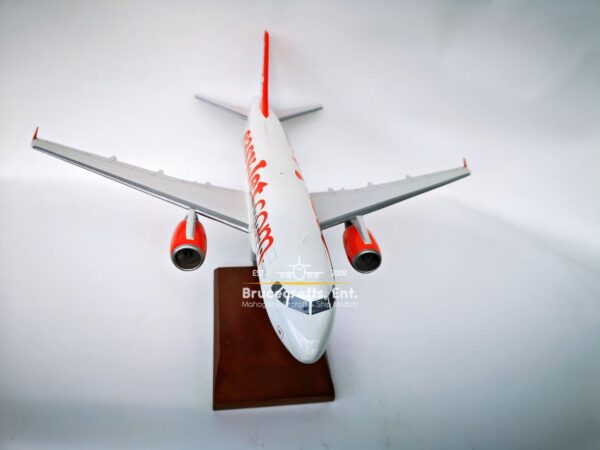 Model of Airbus A319 Easyjet with detailed craftsmanship.